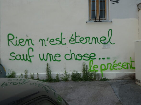 Chronologie vignette Les Indociles d'Isabelle Cani Chronologie. Graffiti : Rien n'est éternel sauf une chose le présent.