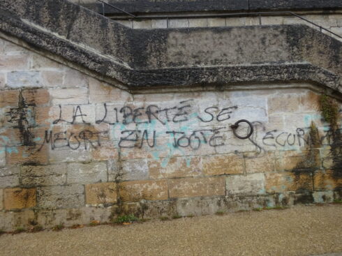 Mur graffiti sur la liberté.