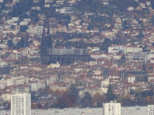 Vue aérienne de Clermont avec sa sombre cathédrale.