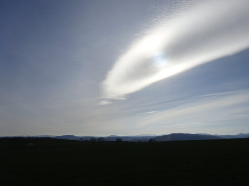 Ciel avec nuage en forme de comète.