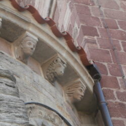 Têtes sculptées sur un mur.