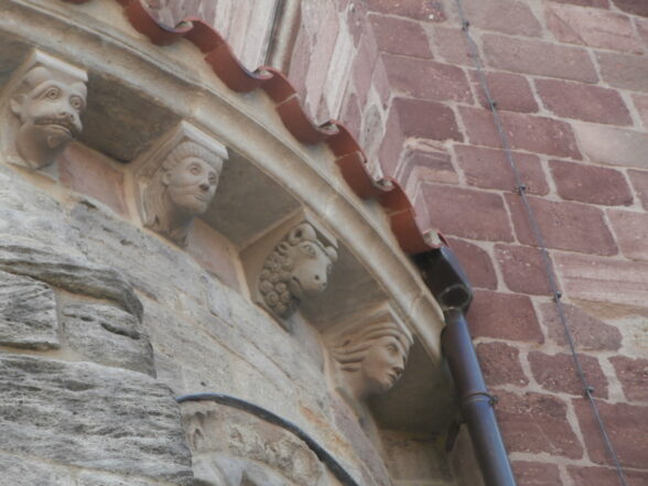 Têtes sculptées sur un mur.