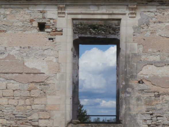 Fenêtre ouverte sur le ciel dans mur.