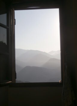 Fenêtre grande ouverte sur le vide.