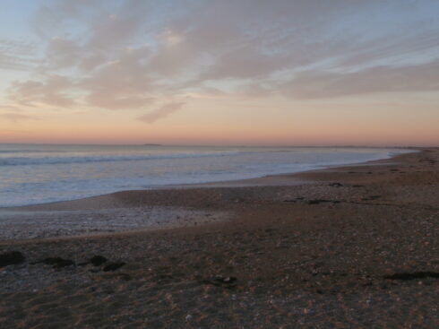 Plage au lever du soleil.