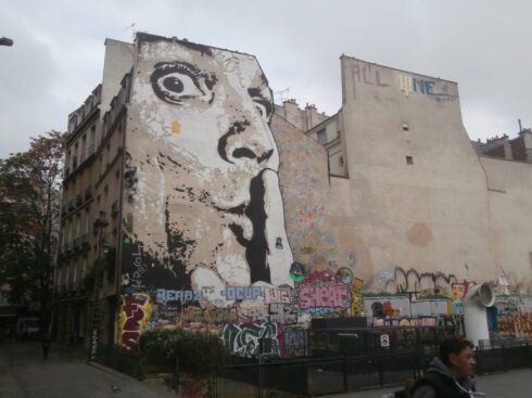Fresque murale street art, tête sur un bâtiment.