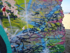 Graffiti coloré sur blockhaus.