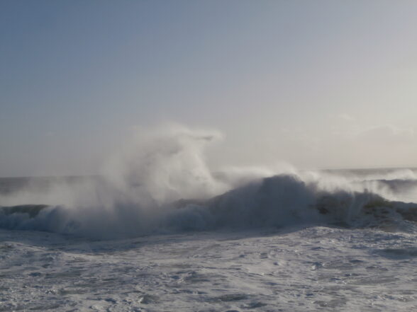 Vague vue d'une plage.