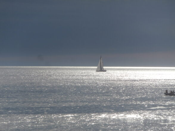 Bateau au loin sur l'océan.