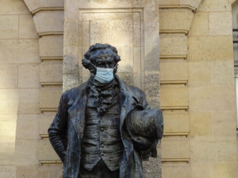 Statue avec masque covid.