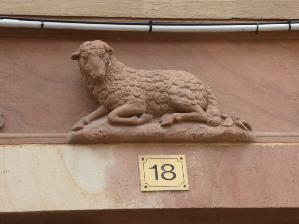 Bas relief mouton couché.