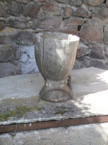 Vase devant mur.