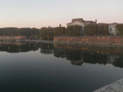 Ville sur l'autre berge d'un fleuve.