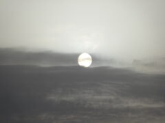 Lune et nuages.