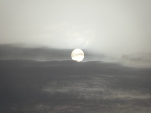 Lune et nuages.