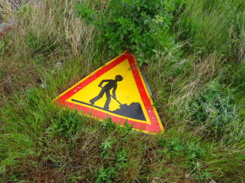 Panneau de travaux renversé dans la cambrousse. Les Indociles d'Isabelle Cani.